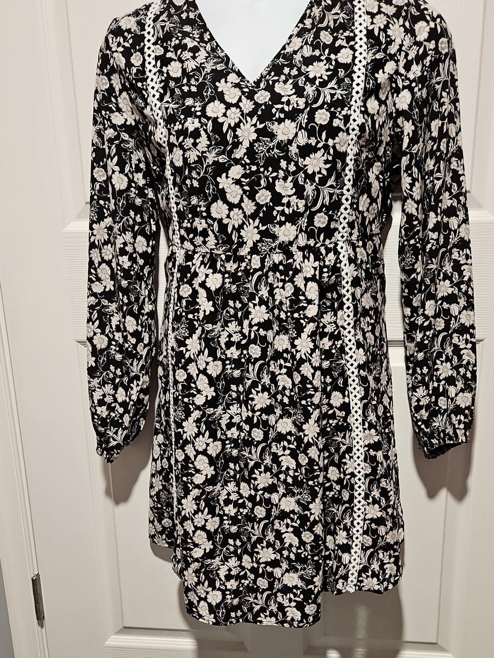 Dokotoo Black & White Floral V-Neck Dress
